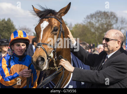 Gleneagles con il fantino Ryan Moore e il proprietario Michael Tabor dopo aver guinato la QIPCO 2000 Guineas Stakes Race correre durante il QIPCO 2000 Guineas giorno del QIPCO Guineas Festival presso il Newmarket Racecourse. Foto Stock