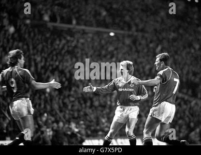 Brian McClair di Manchester United (a sinistra) si congratula con i compagni di squadra dopo aver segnato un gol nel replay del quinto round della fa Cup a Old Trafford. Foto Stock