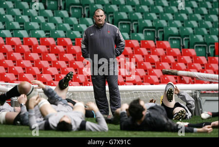 Rugby Union - RBS 6 Nations Championship 2005 - Galles / Irlanda - Wales Training - Millennium Stadium. Allenatore del Galles Mike Ruddock. Foto Stock