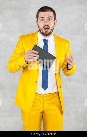 Imprenditore sorpreso con una tangente in mano Foto Stock