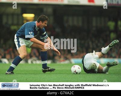 Ian Marshall di Leicester City (a sinistra) si rangolerà con il Benito di Sheffield Wednesday Carbone (destra) Foto Stock