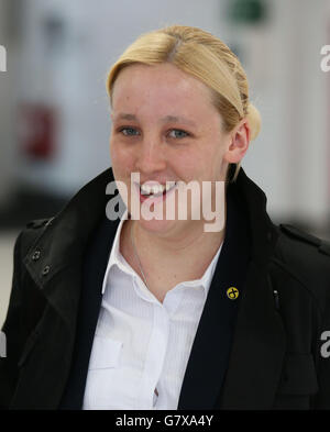 Mhairi Black MP di SNP la 20 anni che ha cacciato il frontbencher del lavoro Douglas Alexander nelle recenti elezioni generali arriva all'aeroporto di Glasgow quando si unisce ad altri nuovi parlamentari SNP mentre si trasferiscono a Westminster a Londra. Foto Stock