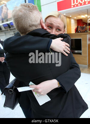 Mhairi Black MP di SNP la 20 anni che ha cacciato il frontbencher del lavoro Douglas Alexander nelle recenti elezioni generali arriva all'aeroporto di Glasgow con suo padre Alan mentre si unisce ad altri nuovi membri della SNP mentre viaggiano a Westminster a Londra. Foto Stock