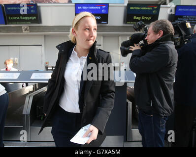 Mhairi Black MP di SNP la 20 anni che ha cacciato il frontbencher del lavoro Douglas Alexander nelle recenti elezioni generali arriva all'aeroporto di Glasgow quando si unisce ad altri nuovi parlamentari SNP mentre si trasferiscono a Westminster a Londra. Foto Stock