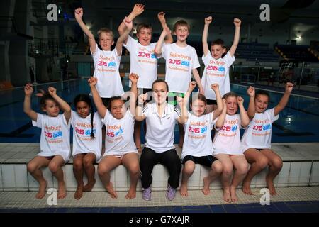 Atletica - lancio dei Giochi scolastici di Sainsbury - Manchester Aquatics Centre. Ellie Simmonds con i bambini di una scuola di loacal durante il lancio dei Giochi della scuola di Sainsbury al Manchester Aquatics Centre, Manchester. Foto Stock