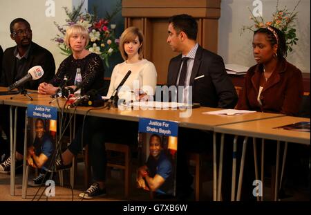 Solicitor Aamer Anwar (seconda destra) con la famiglia di Sheku Bayoh tra cui il suo partner Colette Bell (centro) e la sorella Kadijartu Johnson (destra) in una conferenza stampa presso Augustine United Church a Edimburgo. La famiglia del signor Bayoh, che è morto sotto custodia di polizia, ha detto che "non riposeranno finché non avranno la verità" sulla sua morte. Foto Stock