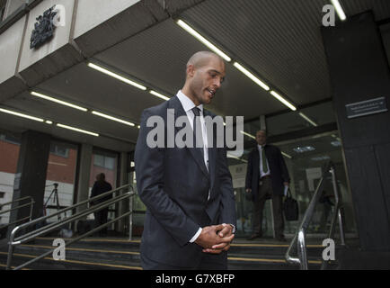 L'ex calciatore della Premier League Clarke Carlisle lascia Highbury Corner Magistrates Court a Londra dove è stato vietato per tre anni e ha ordinato di fare 150 ore di lavoro non retribuito in comunità dopo essere stato trovato colpevole di guida con bevande. Foto Stock