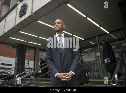 L'ex calciatore della Premier League Clarke Carlisle lascia Highbury Corner Magistrates Court a Londra dove è stato vietato per tre anni e ha ordinato di fare 150 ore di lavoro non retribuito in comunità dopo essere stato trovato colpevole di guida con bevande. Foto Stock