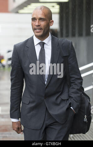 L'ex calciatore della Premier League Clarke Carlisle lascia Highbury Corner Magistrates Court a Londra dove è stato vietato per tre anni e ha ordinato di fare 150 ore di lavoro non retribuito in comunità dopo essere stato trovato colpevole di guida con bevande. Foto Stock