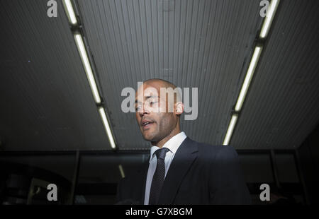 L'ex calciatore della Premier League Clarke Carlisle lascia Highbury Corner Magistrates Court a Londra dove è stato vietato per tre anni e ha ordinato di fare 150 ore di lavoro non retribuito in comunità dopo essere stato trovato colpevole di guida con bevande. Foto Stock