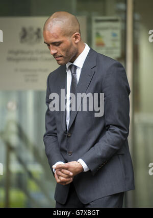 L'ex calciatore della Premier League Clarke Carlisle lascia Highbury Corner Magistrates Court a Londra dove è stato vietato per tre anni e ha ordinato di fare 150 ore di lavoro non retribuito in comunità dopo essere stato trovato colpevole di guida con bevande. Foto Stock