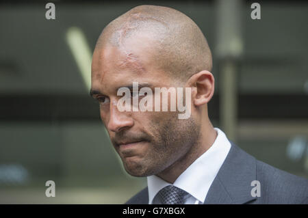 L'ex calciatore della Premier League Clarke Carlisle lascia Highbury Corner Magistrates Court a Londra dove è stato vietato per tre anni e ha ordinato di fare 150 ore di lavoro non retribuito in comunità dopo essere stato trovato colpevole di guida con bevande. Foto Stock