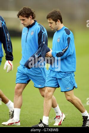 Joe Cole, il giocatore inglese e del Chelsea, parla alla Baviera il giocatore Owen Hargreaves alla sessione di allenamento di oggi Foto Stock