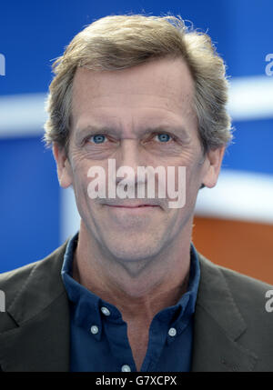 Hugh Laurie partecipa alla Premiere europea di Tomorrowland, Un mondo oltre all'Odeon Leicester Square, Londra. Foto Stock