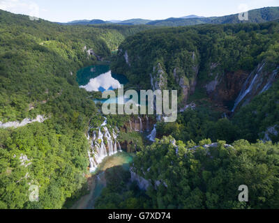 Veduta aerea della splendida natura del Parco Nazionale dei Laghi di Plitvice, Croazia Foto Stock