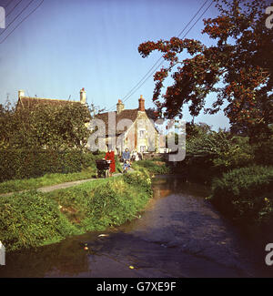 Una vista sul villaggio Wiltshire di Lacock, nr Chippenham. Il villaggio, ora di proprietà del National Trust, vanta l'architettura di ogni secolo dal 13, tra cui l'abbazia di Lacock (fondata nel 1232). Lacock è un luogo popolare per le produzioni televisive, tra cui 'Pride and Prejudice' negli anni '90. Foto Stock