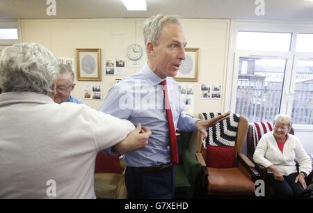 Jim Murphy, leader del Partito laburista scozzese, partecipa a una lezione di allenamento durante una visita al Donald Dewar Day Center di Glasgow, mentre è sulla pista della campagna elettorale generale. Foto Stock