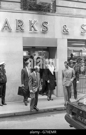 Il Principe e Principessa di Galles lascia il principale negozio di Parigi di Marks e Spencer, dove sono stati presentati dal direttore dello store John Griffin. La coppia è in visita ufficiale di cinque giorni al capital francese. Foto Stock