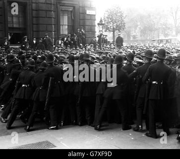 Scene notevoli in Whitehall come la polizia tenta di impedire alle persone di entrare in Downing Street il giorno in cui il governo dichiara uno stato di emergenza a causa dello sciopero dei minatori. Foto Stock