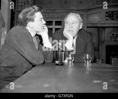 Albert Finney e Charles Laughton in questa scena da 'The Party', in prove al New Theatre di Londra, in preparazione per la prima esecuzione di domani. Foto Stock