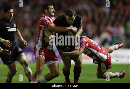 Tim Visser di Edimburgo è stato affrontato da Charlie Sharples di Gloucester e Jonny May durante la finale della Coppa europea di rugby a Twickenham Stoop, Londra. Foto Stock