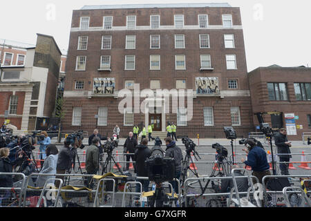 I media si riuniscono all'esterno dell'ala Lindo del St Mary's Hospital di Paddington, Londra, dove la Duchessa di Cambridge è stata ammessa nelle prime fasi del lavoro. Foto Stock