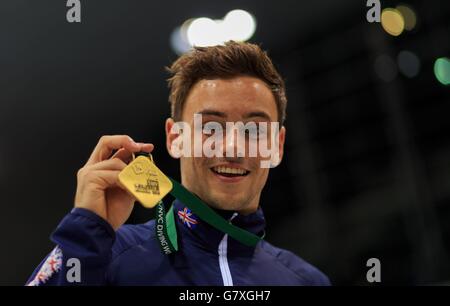 Tom Daley della Gran Bretagna ha ottenuto la sua medaglia d'oro dopo aver vinto la finale da 10 m della piattaforma maschile durante la fina Diving World Series al London Aquatics Center. Foto Stock