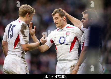 Mark Cueto (c) dell'Inghilterra si congratula per aver segnato il suo terzo posto Prova di Charlie Hodgson (r) e Iain Balshaw (l) Foto Stock