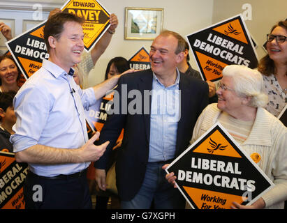 Il leader del Partito liberaldemocratico Nick Clegg (a sinistra) e il Segretario per l'energia ed Davey con i loro sostenitori durante una visita a Surbiton, a sud-ovest di Londra. Foto Stock