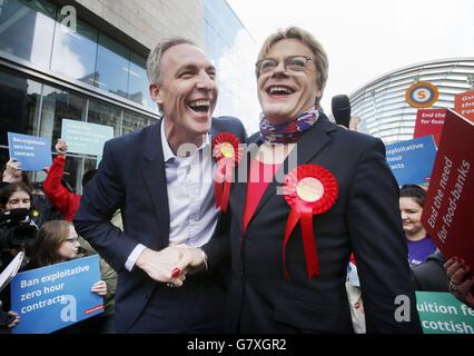 Il comico Eddie Izzard e il leader laburista scozzese Jim Murphy sulla pista delle elezioni generali a Glasgow. Foto Stock