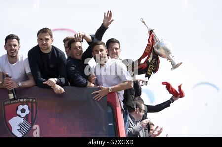 I giocatori di AFC Bournemouth festeggiano durante la sfilata di autobus scoperto lungo la spiaggia di Bournemouth. Foto Stock