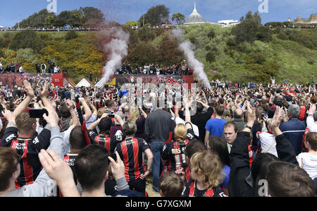 I fan si riuniscono a Bournemough Beach mentre i giocatori dell'AFC Bournemouth festeggiano la vittoria del campionato Sky Bet dopo una sfilata di autobus scoperto lungo la spiaggia di Bournemouth. Foto Stock