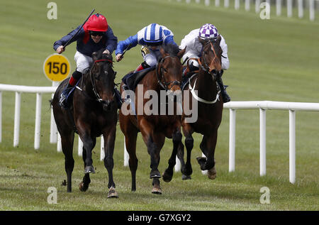 Stato di emergenza guidato da Emmet McNamara (a sinistra) sulla strada per vincere la gara Zoffany European Breeders Fund Race al Curragh Racecourse, Co Kildare, Irlanda. Foto Stock