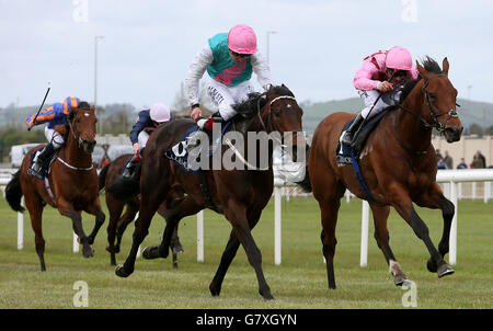 Horse Racing - Newbridge parrocchie famiglia il giorno della gara - Curragh Racecourse Foto Stock