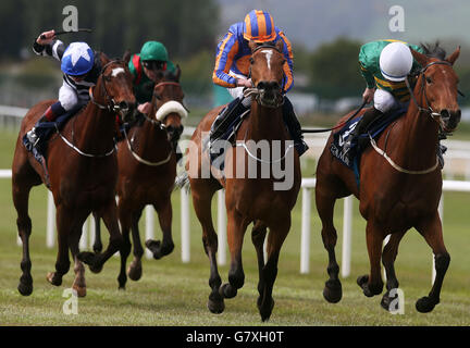 Iveagh Gardens guidato da Niall McCullagh (a destra) sulla strada per vincere il Canford Cliffs European Breeders Fund Athasi Stakes all'ippodromo di Curragh, Co Kildare, Irlanda. Foto Stock