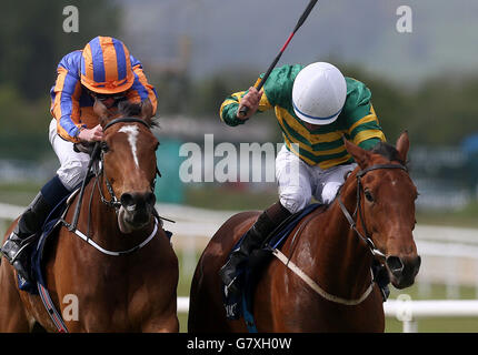 Horse Racing - Newbridge parrocchie famiglia il giorno della gara - Curragh Racecourse Foto Stock