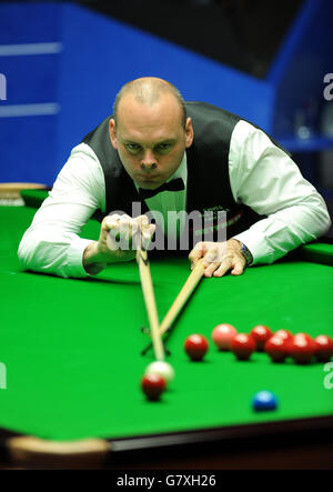 Stuart Bingham al tavolo nella partita finale contro Shaun Murphy durante il diciassette° giorno dei Campionati Mondiali di Betfred al Crucible Theatre di Sheffield. Foto Stock