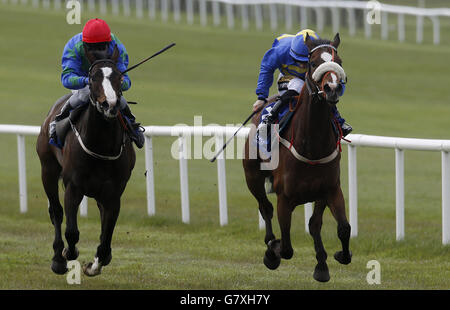 Dragon Fei guidato da Colin Keane (a destra) sulla loro strada per vincere il Keadeenhotel.ie handicap al Curragh Racecourse, Co Kildare, Irlanda. Foto Stock