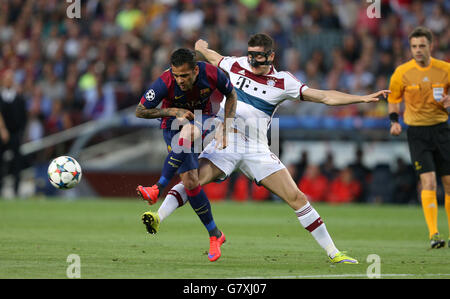 Dani Alves di Barcellona e la battaglia di Robert Lewandowski di Bayern Monaco (destra) per la sfera Foto Stock