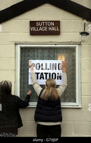 Al di fuori della sala del villaggio di Sutton a Doncaster viene messo un cartello con la scritta della stazione elettorale, mentre oggi la Gran Bretagna va alle urne nelle elezioni generali più incerte per decenni, senza alcun partito sulla strada per emergere da un chiaro vincitore. Foto Stock