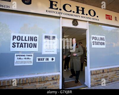 Nigel Farage, leader dell'UKIP, dopo aver votato presso l'ufficio immobiliare della comunità Eastcliff a Ramsgate, mentre la Gran Bretagna si reca oggi alle urne nelle elezioni generali più incerte per decenni, senza alcun partito sulla strada per emergere chiaramente vincitore. Foto Stock