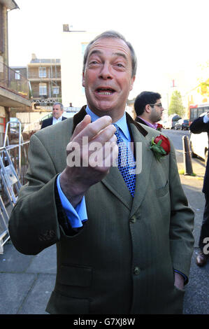 Nigel Farage, leader dell'UKIP, dopo aver votato presso l'ufficio immobiliare della comunità Eastcliff a Ramsgate, mentre la Gran Bretagna si reca oggi alle urne nelle elezioni generali più incerte per decenni, senza alcun partito sulla strada per emergere chiaramente vincitore. Foto Stock