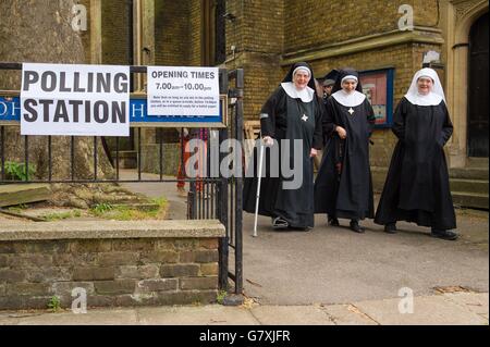 Le monache partono dopo aver votato in un seggio alla chiesa di St John a Paddington, Londra, mentre la Gran Bretagna va oggi alle urne nelle elezioni generali più incerte per decenni, senza alcun partito sulla strada per emergere un chiaro vincitore. Foto Stock