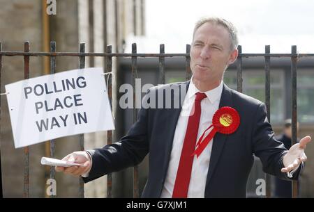 Il leader laburista scozzese Jim Murphy arriva a esprimere il suo voto alle elezioni generali del 2015 alla Busby Primary School di Glasgow, mentre la Gran Bretagna va alle urne oggi nelle elezioni generali più incerte per decenni, senza alcun partito sulla strada per emergere chiaramente vincitore. Foto Stock