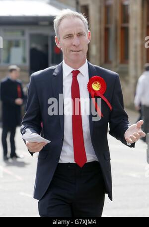 Il leader laburista scozzese Jim Murphy arriva a esprimere il suo voto alle elezioni generali del 2015 alla Busby Primary School di Glasgow, mentre la Gran Bretagna va alle urne oggi nelle elezioni generali più incerte per decenni, senza alcun partito sulla strada per emergere chiaramente vincitore. Foto Stock