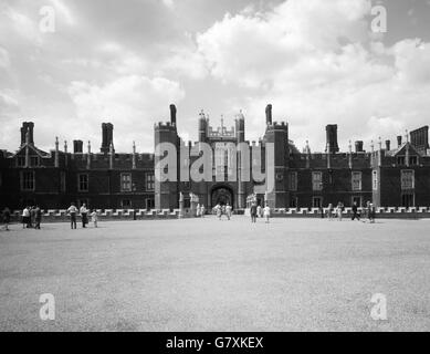 Edifici e monumenti - Hampton Court Palace - Middlesex. Hampton Court Palace, costruito nel 1514 per il cardinale Thomas Wolsey, e in seguito di proprietà del re Enrico VIII Foto Stock