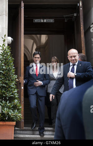 Ed Miliband e Harriet Harman lasciano 1 Great George Street a Londra, dopo le dimissioni da leader del Partito laburista dopo una drammatica notte elettorale dove il suo partito è stato praticamente spazzato via in Scozia e David Cameron vince la maggioranza dei Comuni. Foto Stock