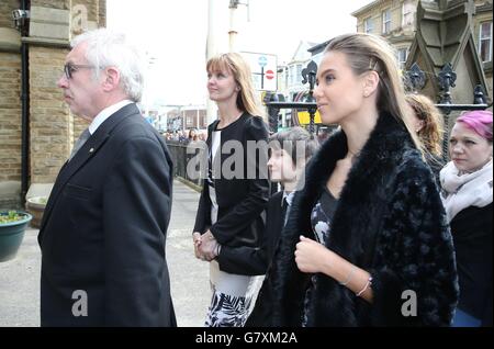 Sarah Harris (seconda a sinistra) la quarta moglie di Keith Harris arriva con i suoi figli al funerale di suo marito alla Chiesa del Sacro cuore RC di Blackpool, Lancashire. Foto Stock