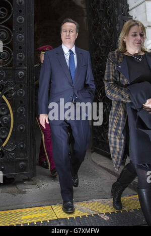 Il primo Ministro David Cameron ritorna al 10 Downing Street, dopo un servizio di ricordo al Cenotaph di Whitehall, Londra, per celebrare il 70° anniversario della VE Day. Foto Stock