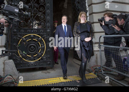 Il primo Ministro David Cameron ritorna al 10 Downing Street, dopo un servizio di ricordo al Cenotaph di Whitehall, Londra, per celebrare il 70° anniversario della VE Day. Foto Stock